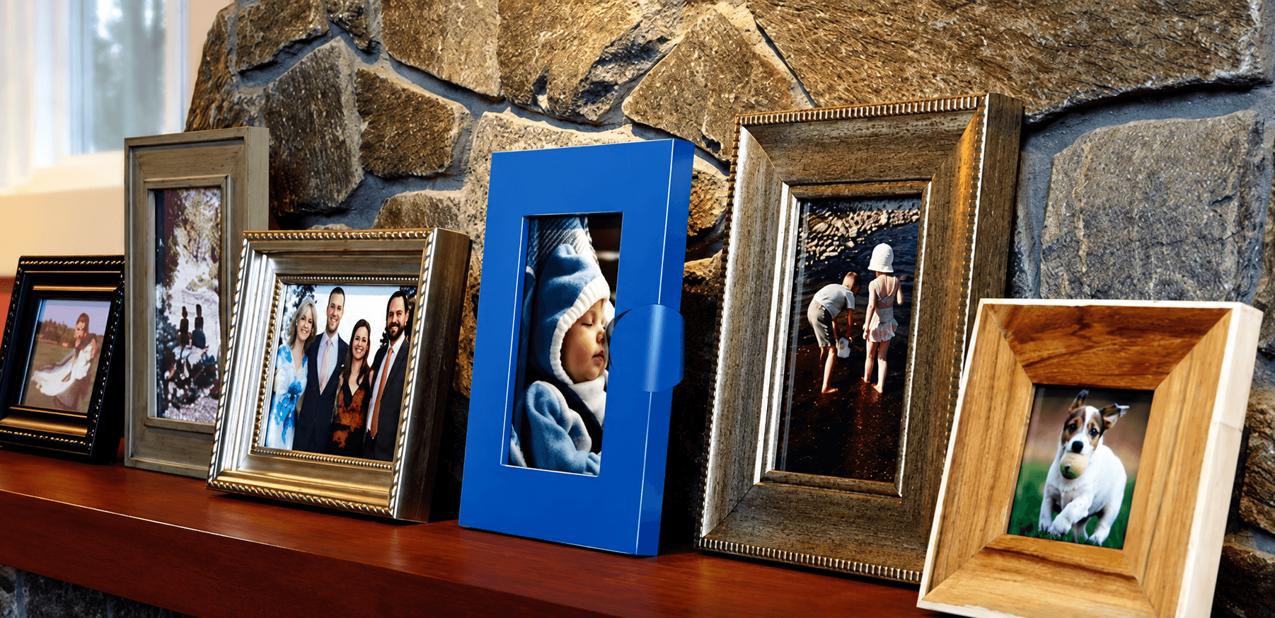 Porta-retratos com fotografias de diferentes momentos de uma família